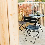 Delores Eco-Pod / Treehouse, Walk To Cabot Circus