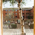 Delores Eco-Pod / Treehouse, Walk To Cabot Circus