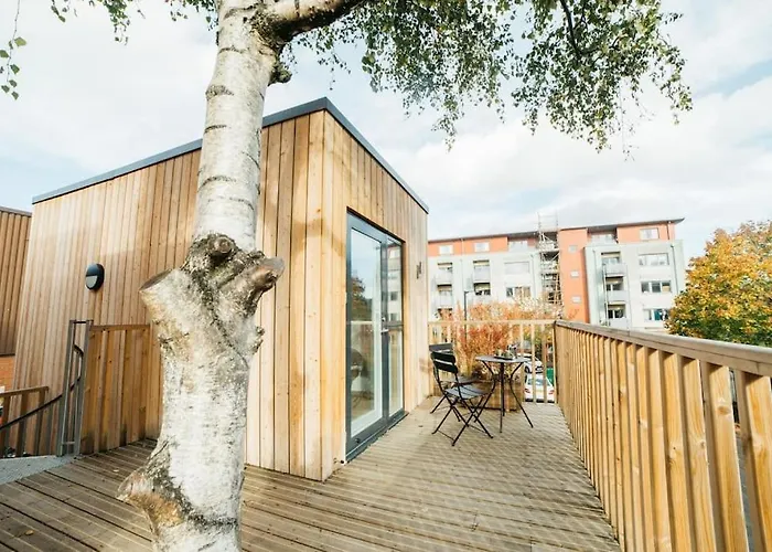 Delores Eco-Pod / Treehouse, Walk To Cabot Circus